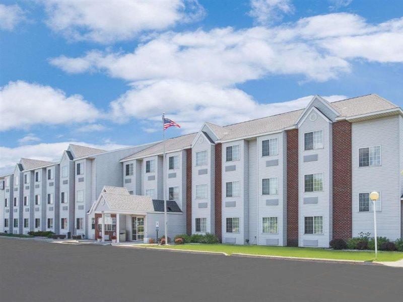Microtel Inn & Suites By Wyndham Фон Дю Лак Екстериор снимка