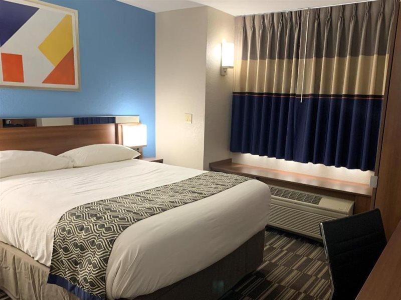 Microtel Inn & Suites By Wyndham Фон Дю Лак Екстериор снимка