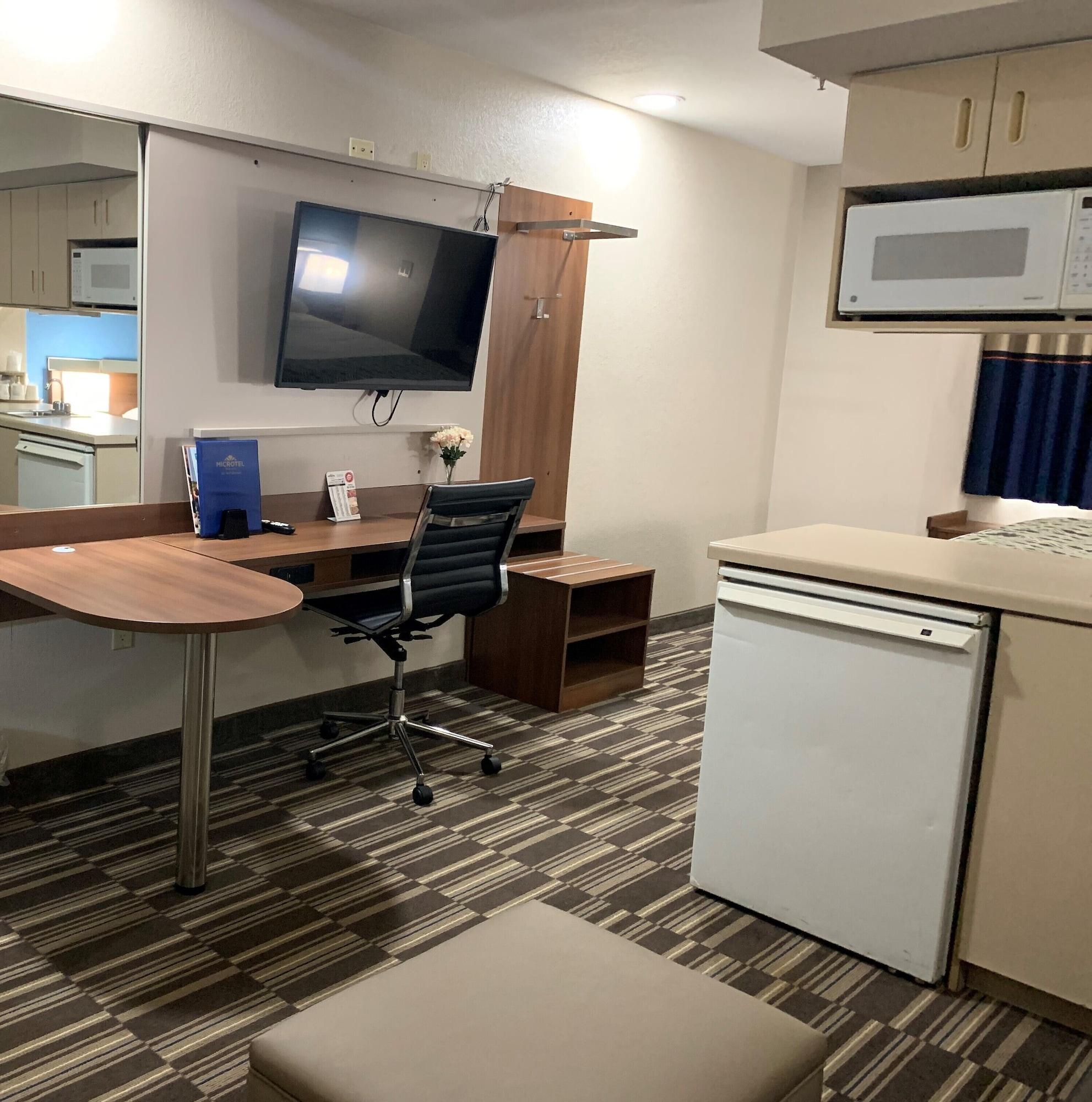 Microtel Inn & Suites By Wyndham Фон Дю Лак Екстериор снимка