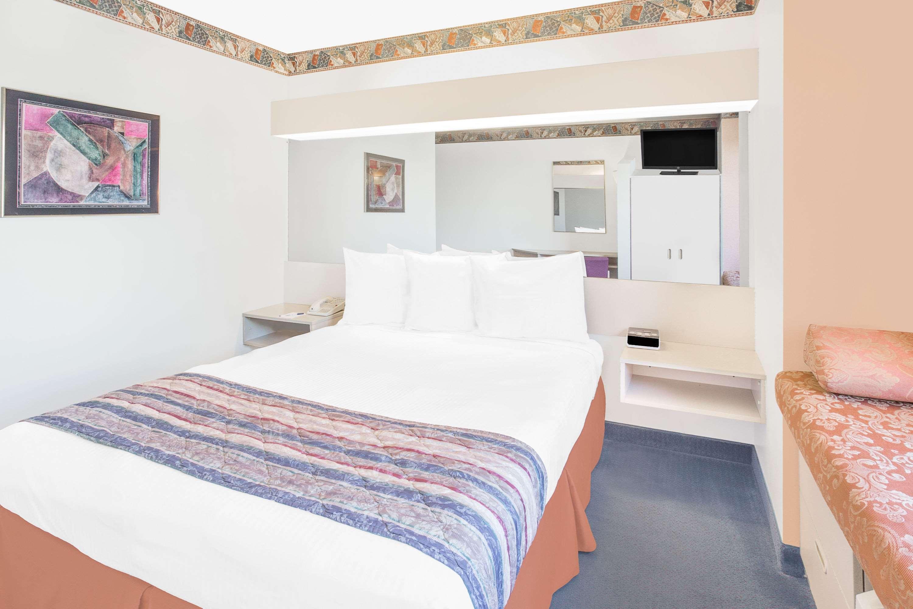 Microtel Inn & Suites By Wyndham Фон Дю Лак Екстериор снимка
