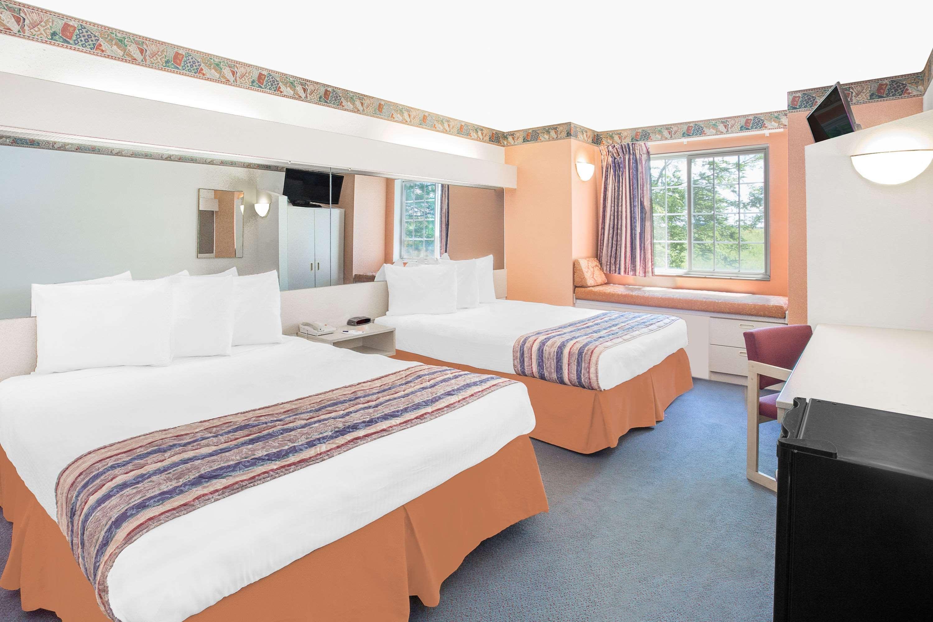 Microtel Inn & Suites By Wyndham Фон Дю Лак Екстериор снимка