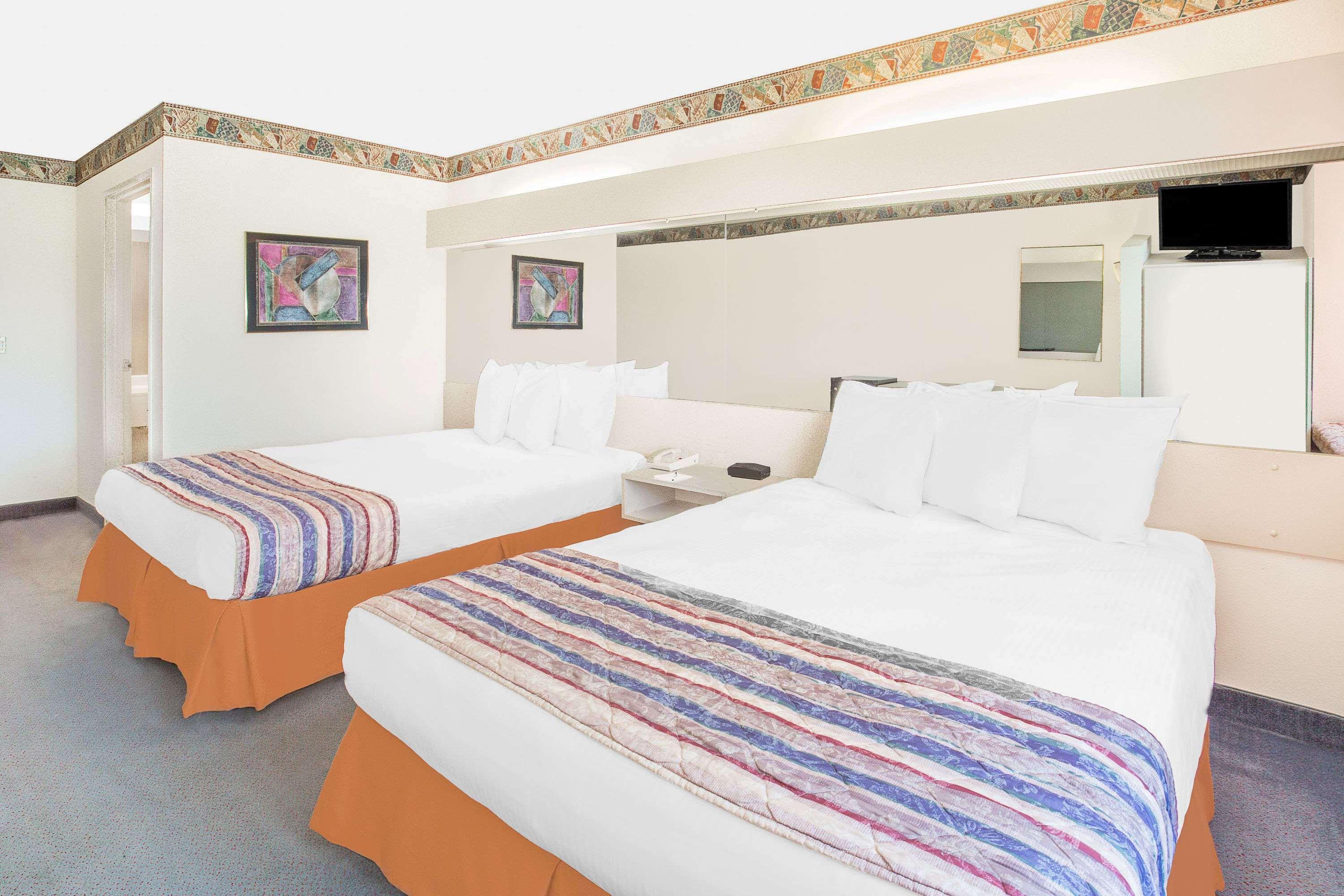 Microtel Inn & Suites By Wyndham Фон Дю Лак Екстериор снимка