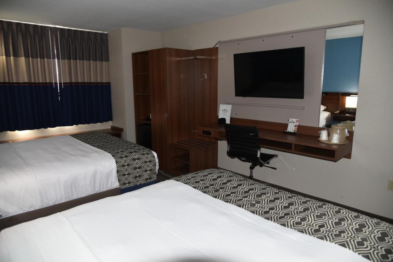 Microtel Inn & Suites By Wyndham Фон Дю Лак Екстериор снимка